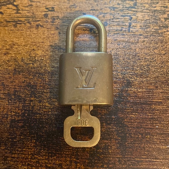 Gold Lock & Key - Picture 1 of 6